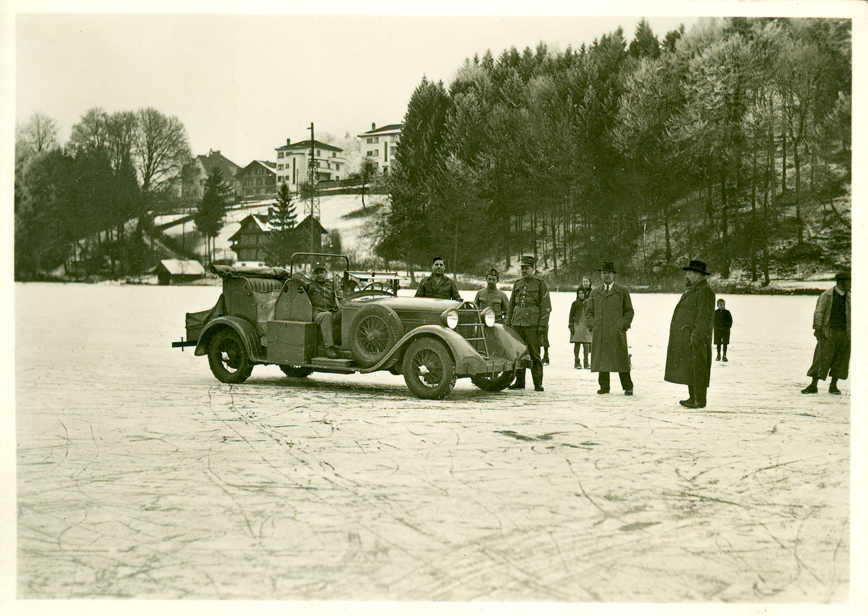 1940-01 Auf dem Eise des Rotsees mit Auto.jpg