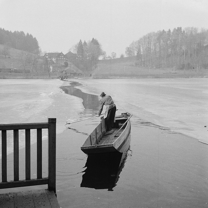 1960 Fährimaann Gander beim Steg Fährihus mit Eisrinne.jpg